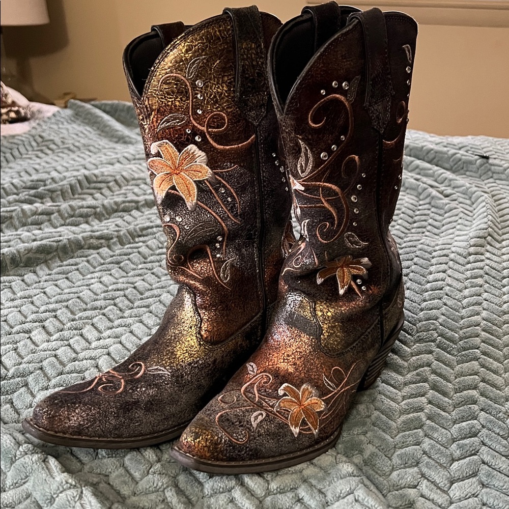 Durango Black and Gold Heeled Boots - Picture 2 of 7